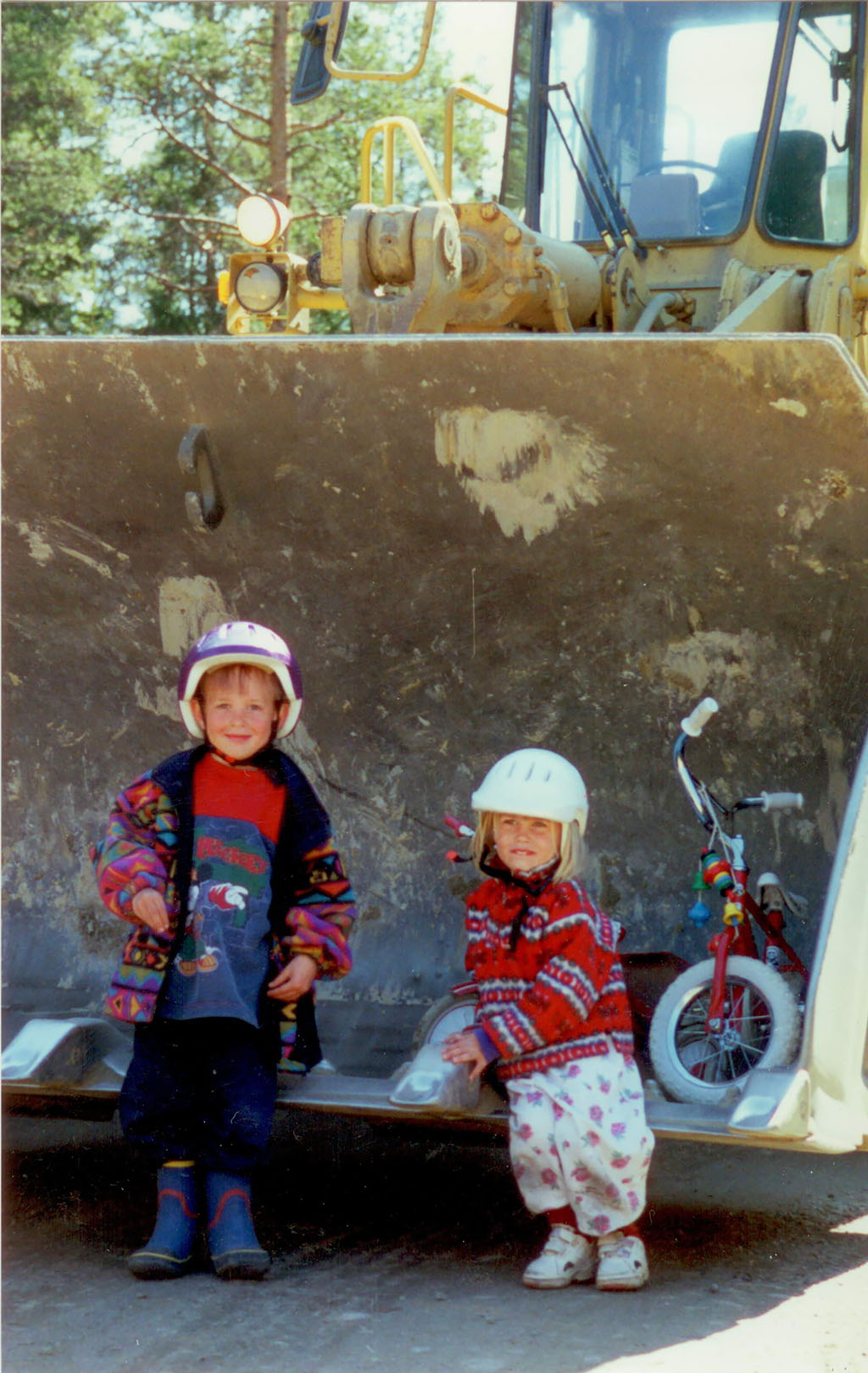 Jonathan och Daniela lastar cyklar