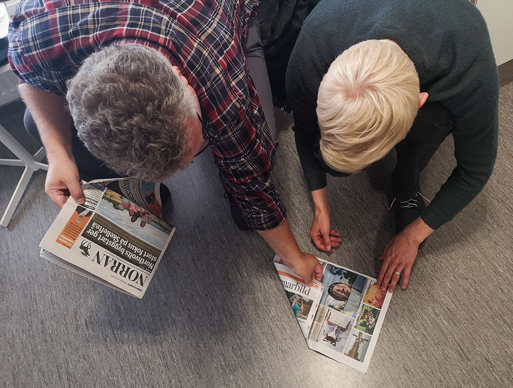 Jonas och Josef gör en hatt.