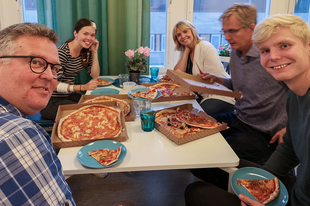 Jonas, Daniela, InaSiv, Bertil och Josef äter pizza