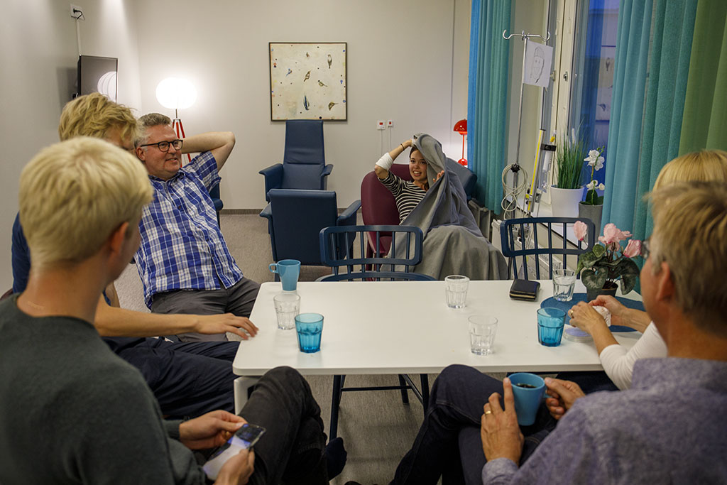 Daniela tittar fram från filten