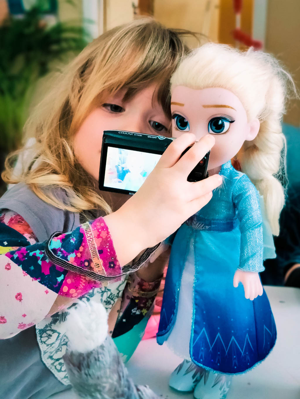 Ingrid tar selfie med Elsa