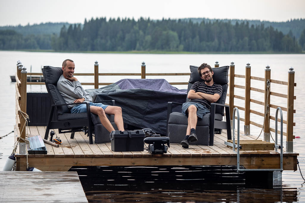 Markus och Jonathan på flotte
