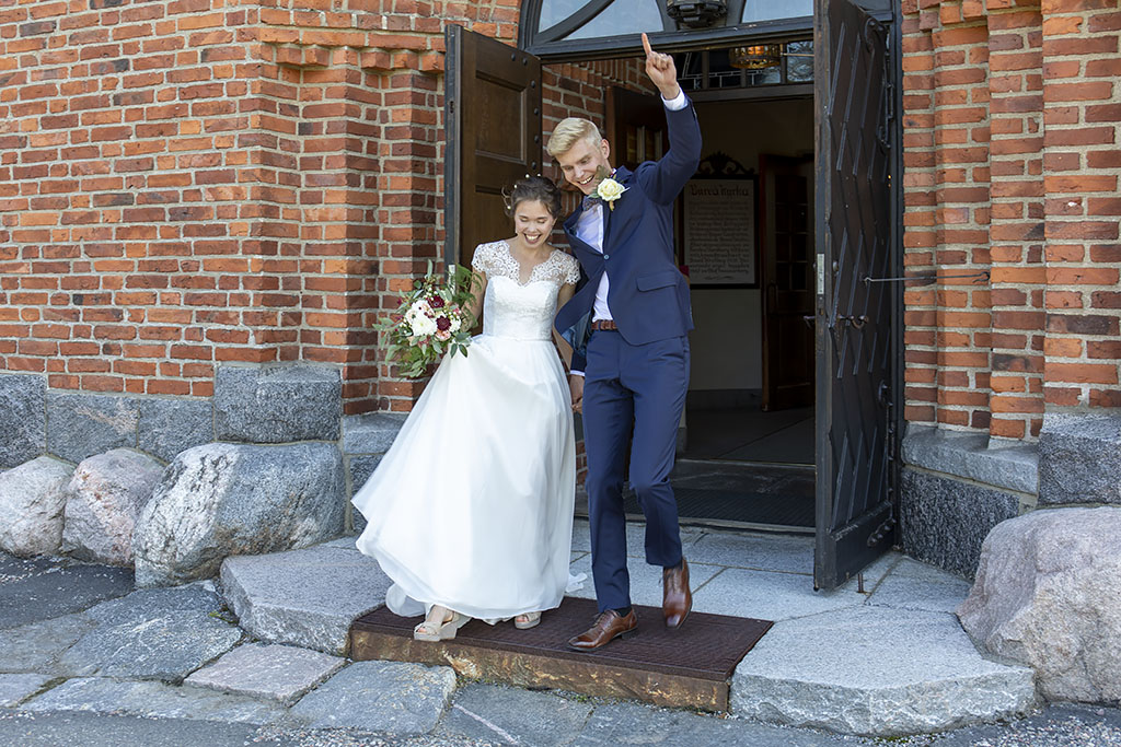 Brudparet dansar ut från kyrkan