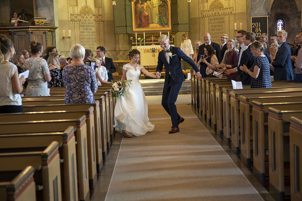 Brudparet dansar ut från kyrkan