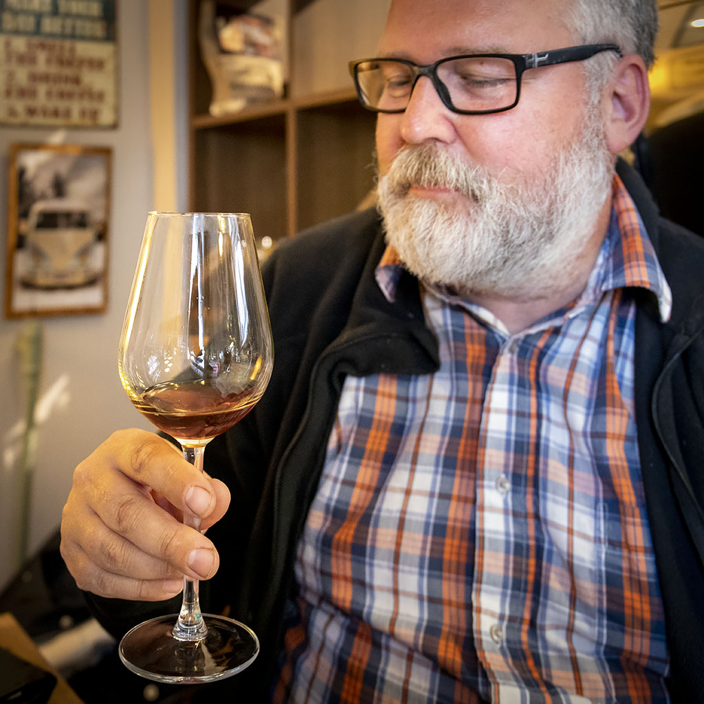 Jonas dricker kaffe på Budhas kafferosteri