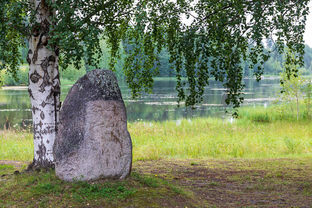 Sten med kungliga namnteckningar vid Gammplatsen