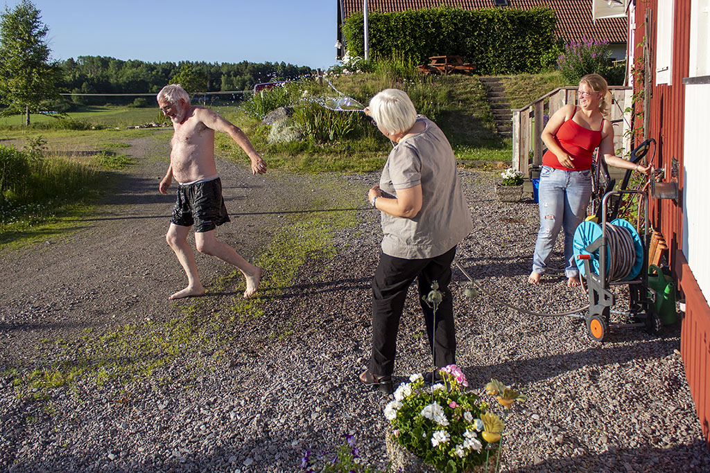 Barbro sprutar vatten på Rego