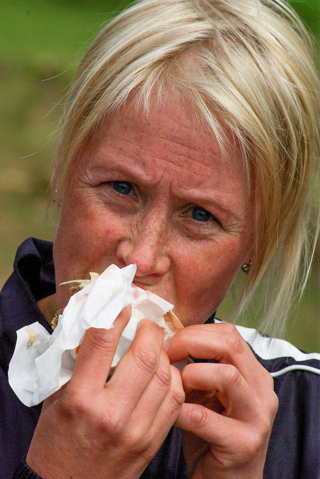 Kvinna som äter hamburgare