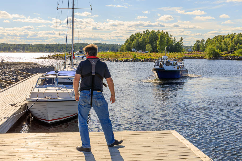 Båten på väg mot hamn så vi kan hoppa på
