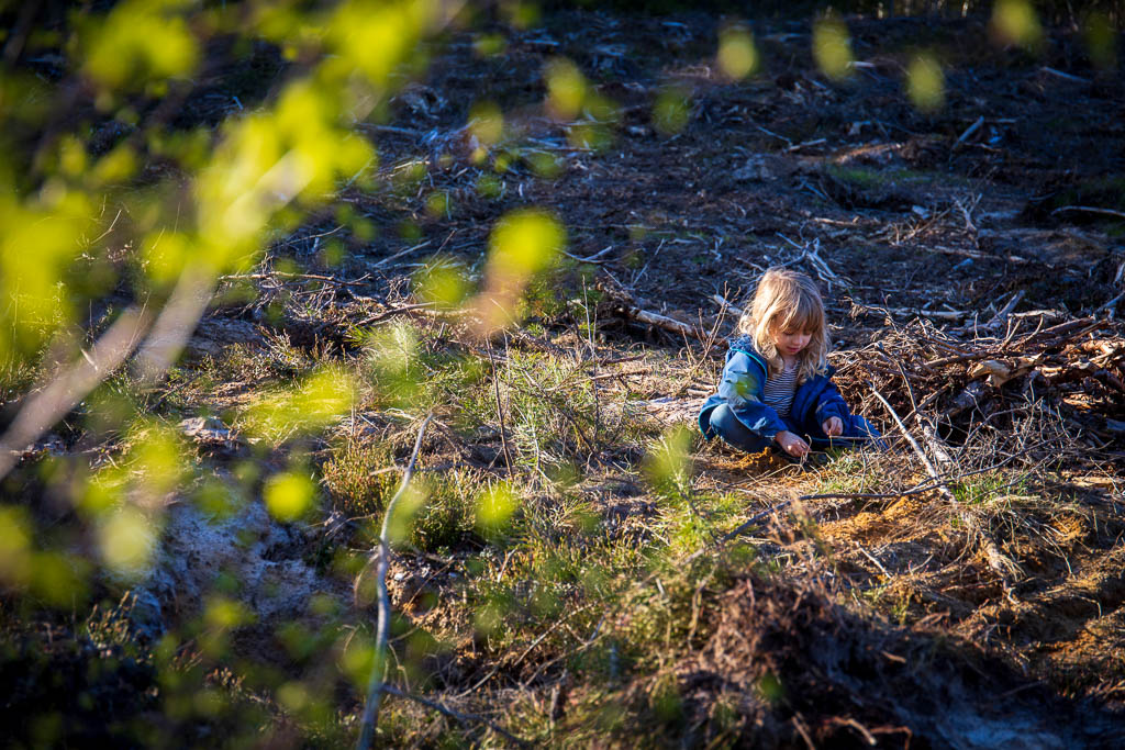 Ingrid sköter om en nyplanterad planta