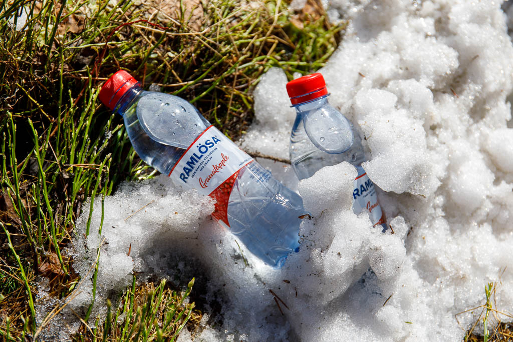 Vatten på kylning i snön