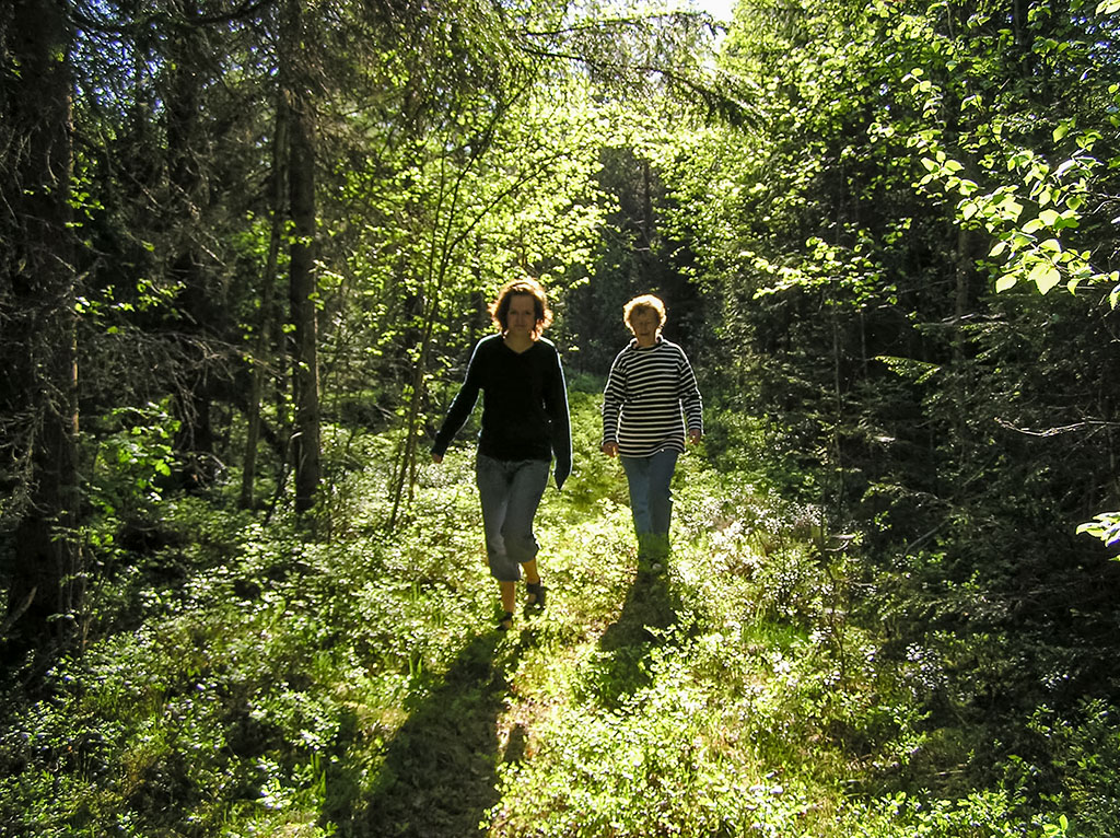 Johanna och Siv-Anita på stigen till Rösberget