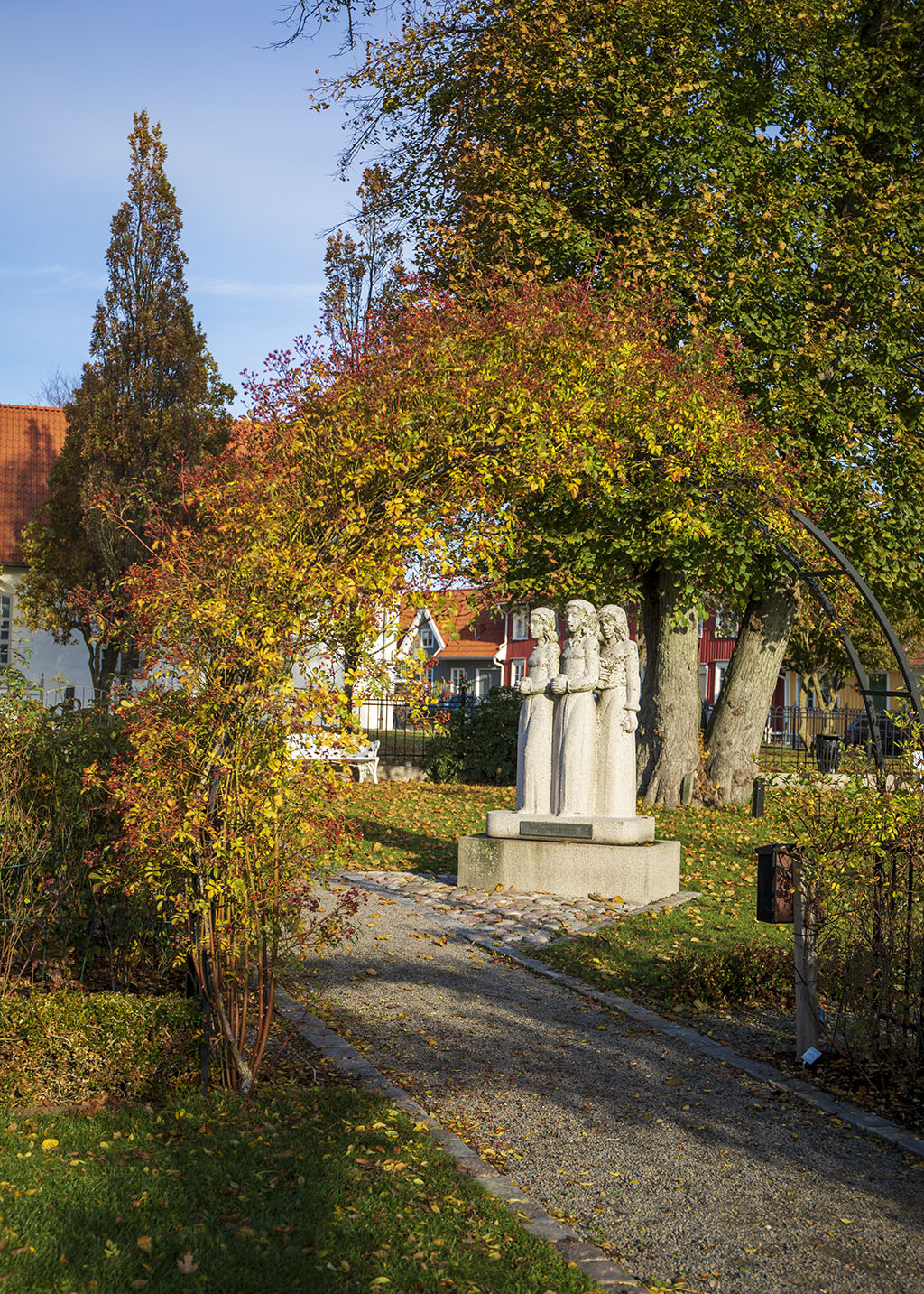 Statyn Konfirmanderna av Erik Nilsson