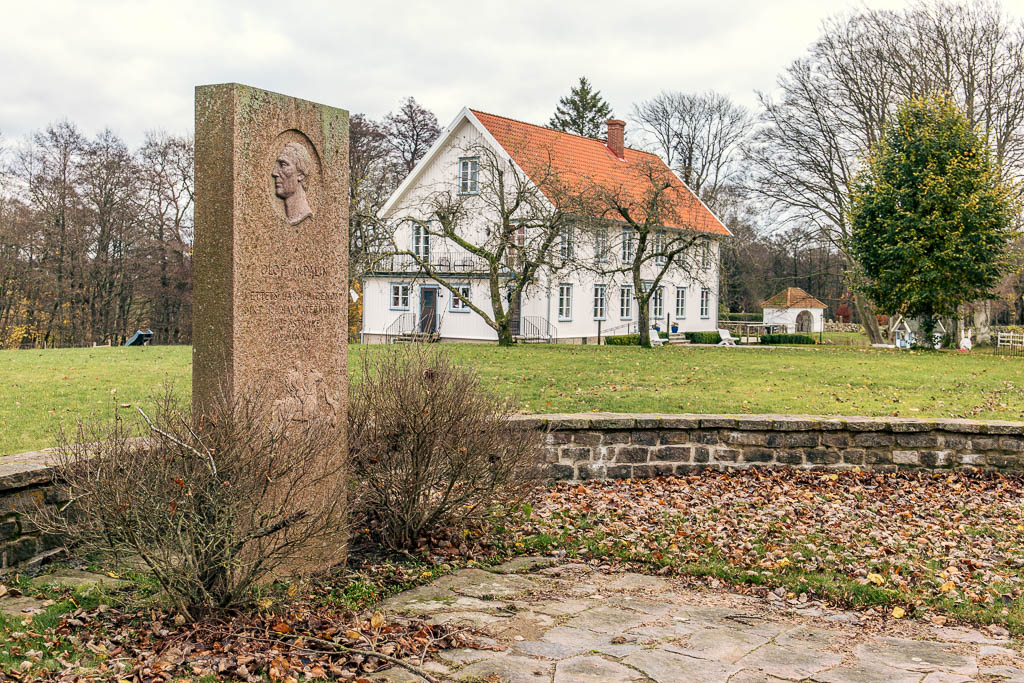 Olof von Dalins minnessten vid Vinbergs prästgård