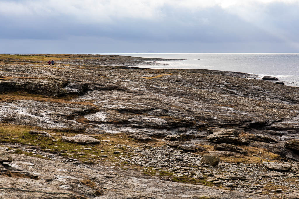 Par på promenad vid Tungenes fyr